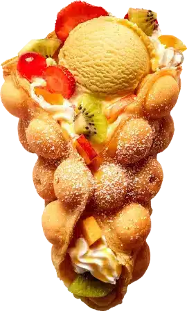 Bubble waffle croustillante garnie de crème fouettée, de boules de glace vanille et d'un assortiment de fruits frais comme des fraises, des kiwis et des mangues, saupoudrée de sucre glace.