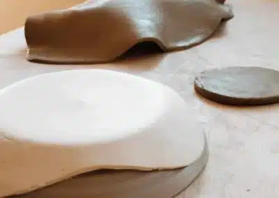 Vase en argile lors de l'atelier poterie